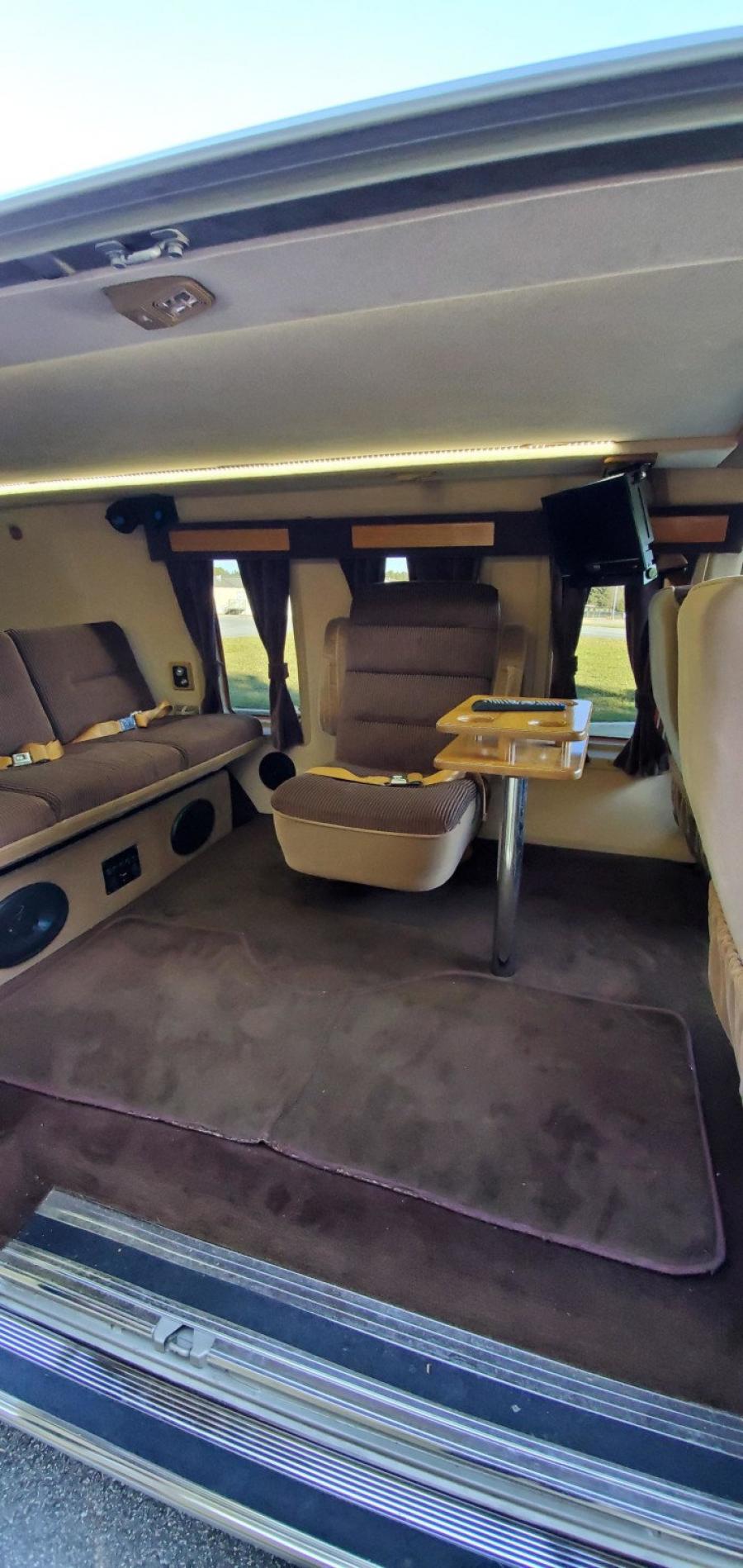 Интерьер Chevrolet G20 Conversion Van  (CG21305) 1988 года  (фото 187 из 257)